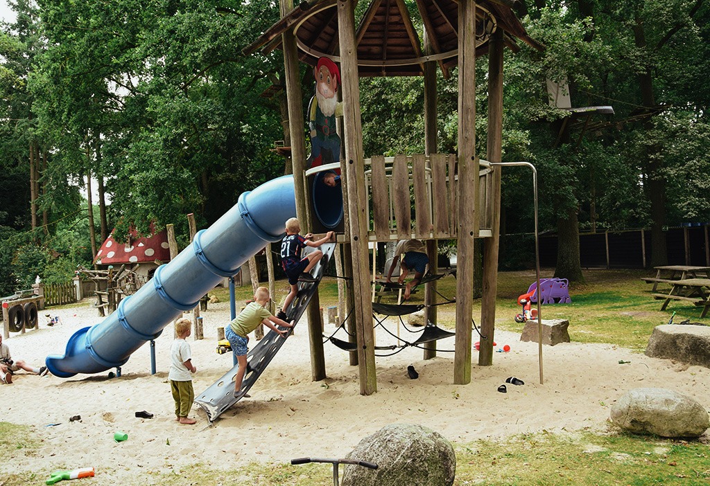 natuurlijk-heidepark-glijbaan-speelhuis-speeltuin