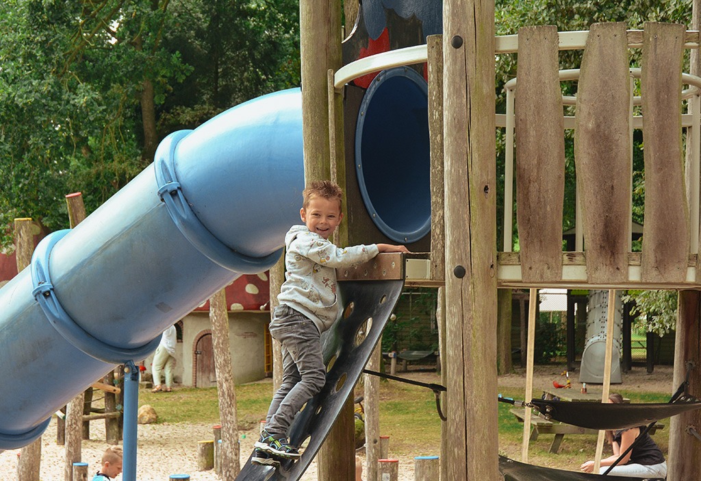 natuurlijk-heidepark-glijbaan-spelen-blij
