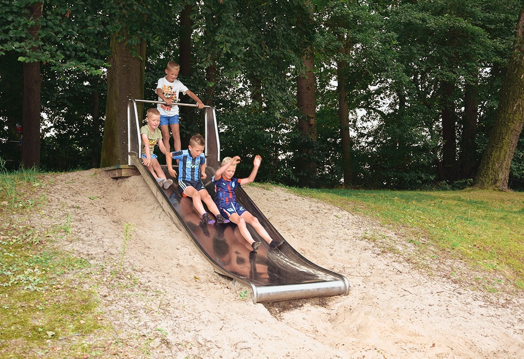 natuurlijk-heidepark-glijbaan-water