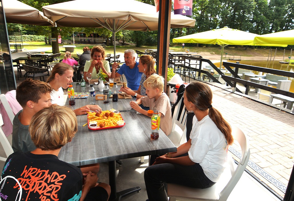 natuurlijk-heidepark-groepen-eten-gezellig