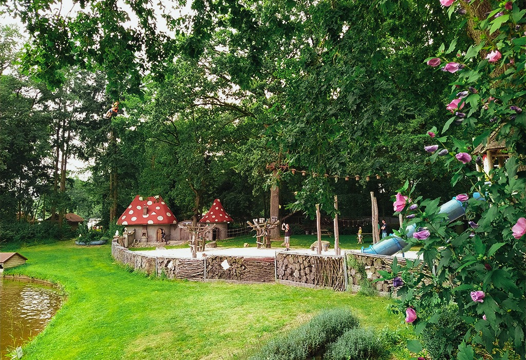natuurlijk-heidepark-kabouterhuisje-glijbaan