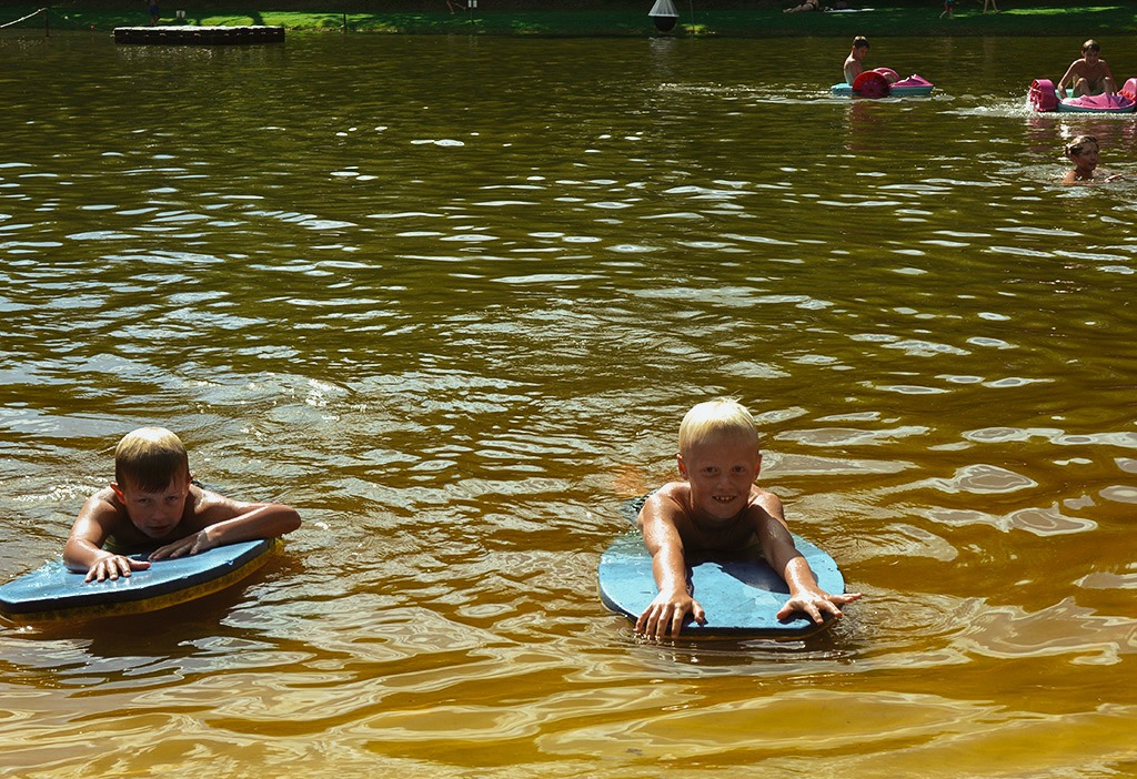 natuurlijk-heidepark-zwemmen-surfen