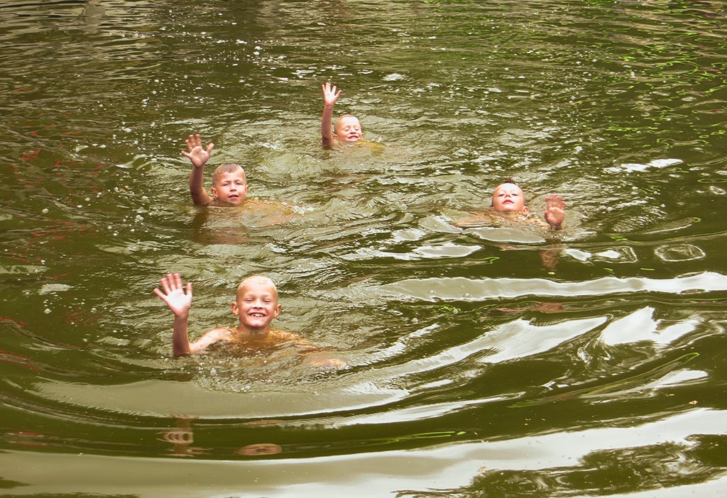 natuurlijk-heidepark-zwemmen-vrienden